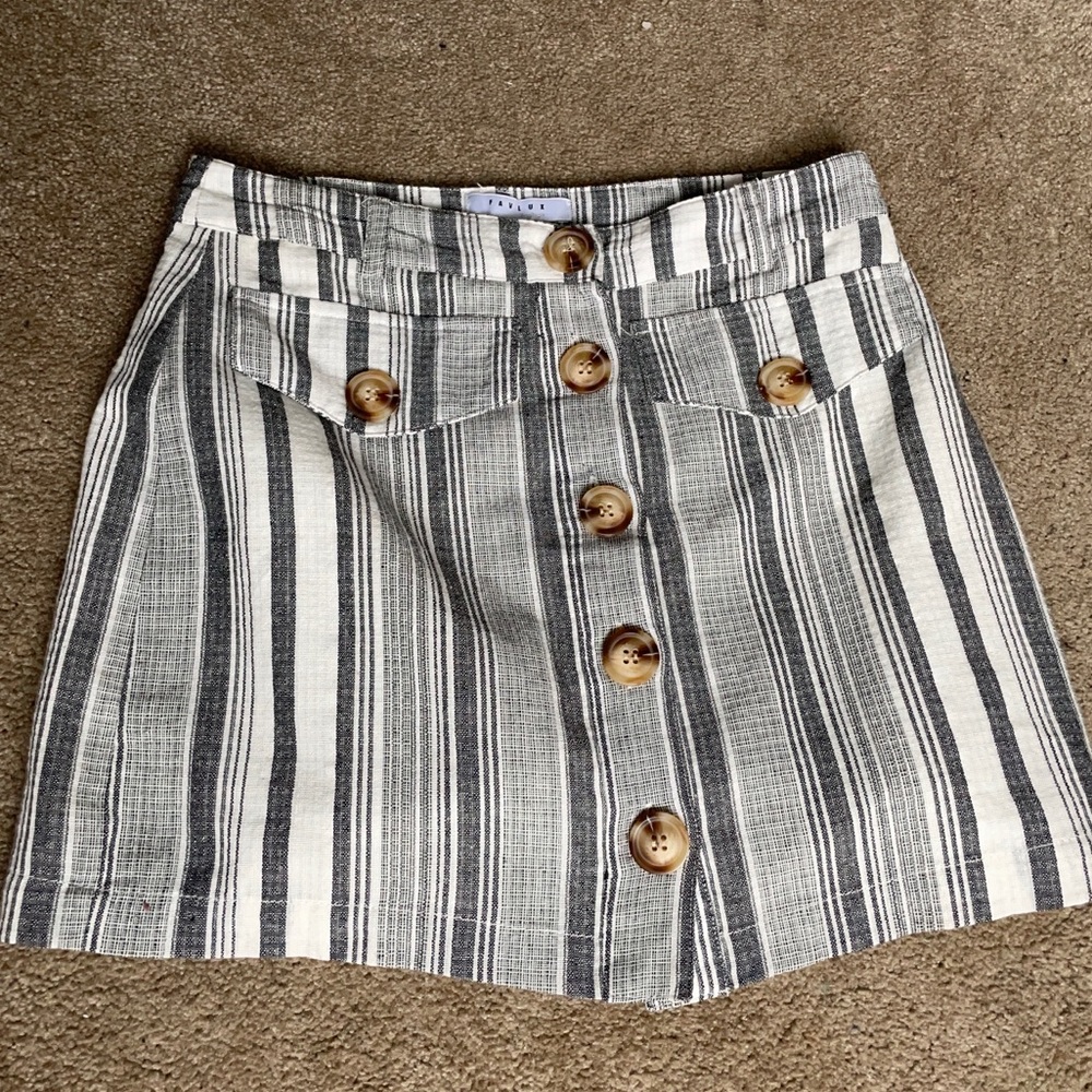 Skirt! Cute white + grey button up skirt🖤